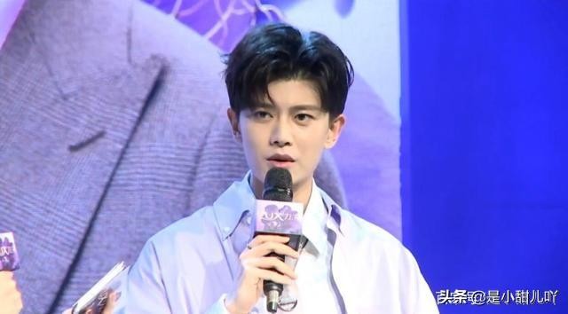 任嘉伦直播陪粉丝聊天爆料自己的微博小号以及下一步的工作计划