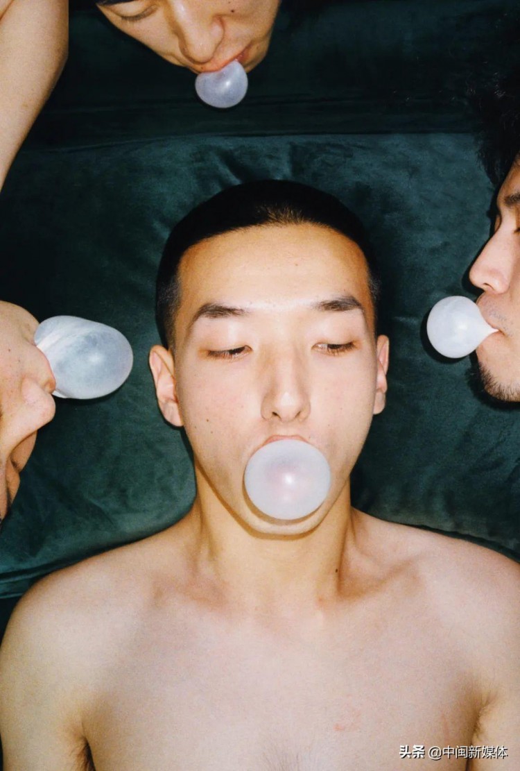 BLUED为100个美好男生拍照